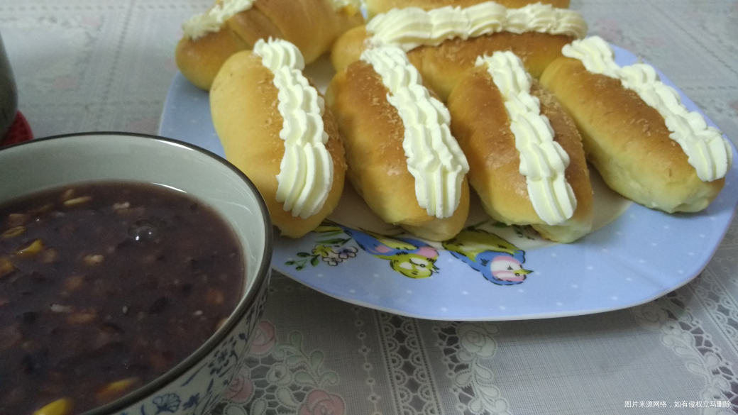 今天的早饭,奶油面包 八宝粥