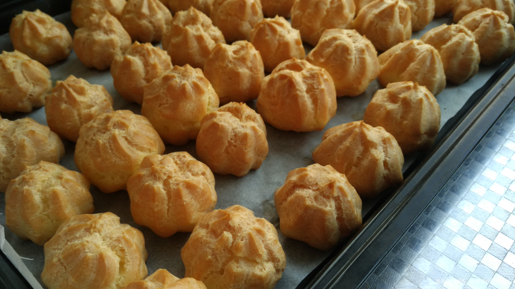 泡芙烤好了,出炉就被吃了好几个