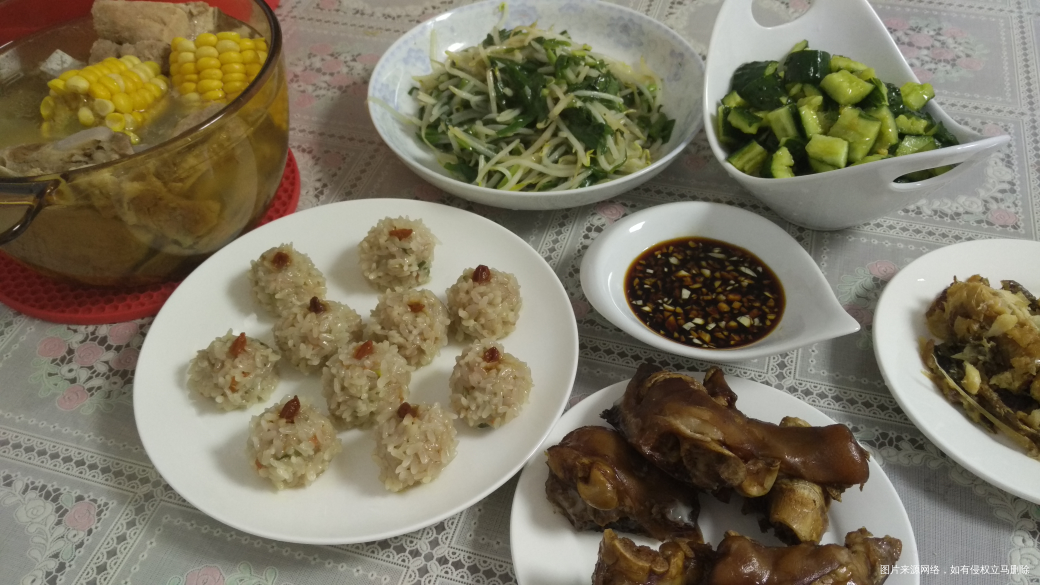 今天的晚饭,排骨玉米汤