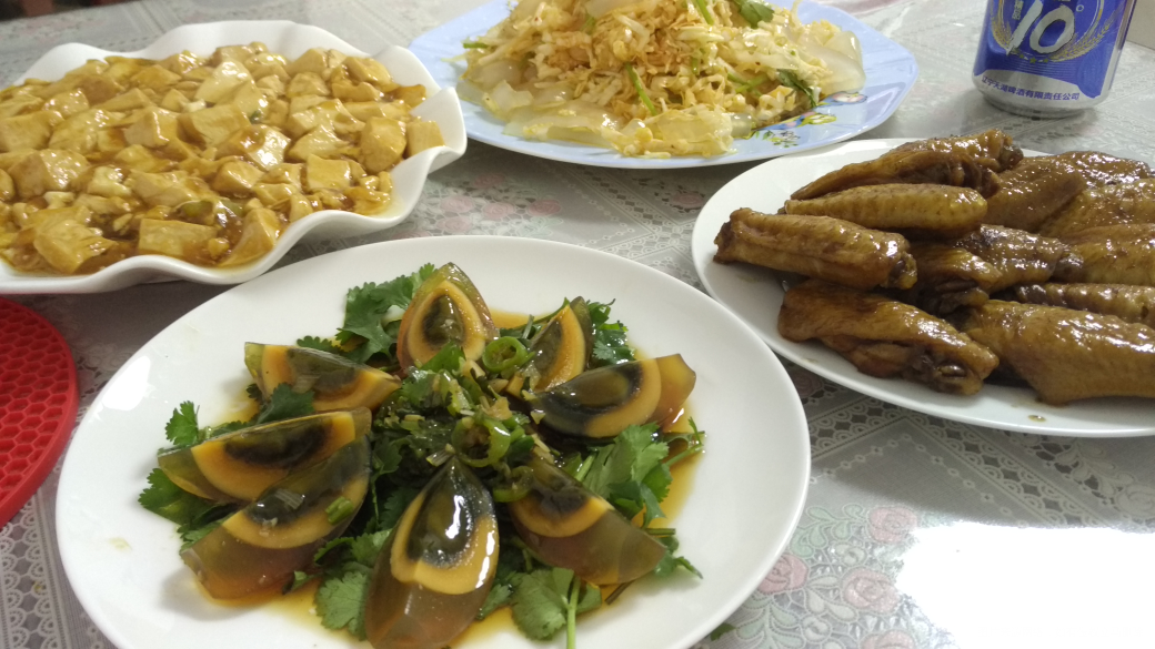 今天的晚饭,酱鸡翅,拌皮蛋