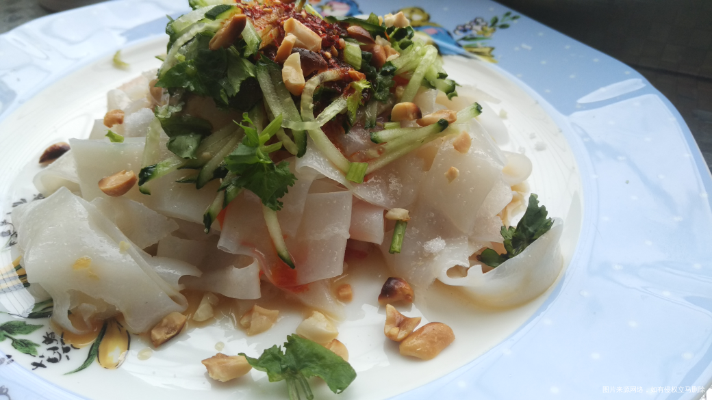 今天午饭还是凉皮,吃起