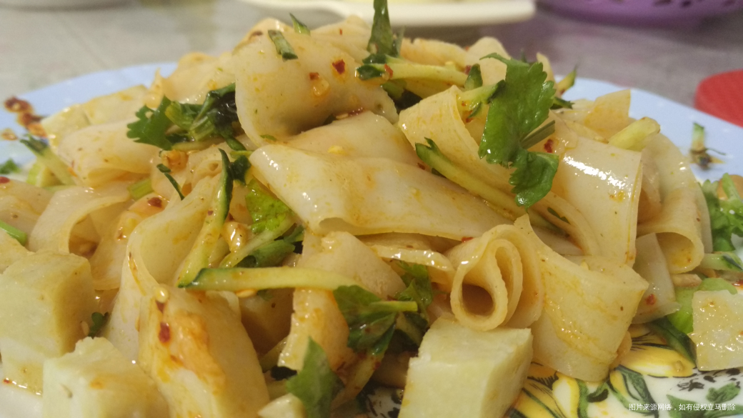 今天午饭还是凉皮,吃起