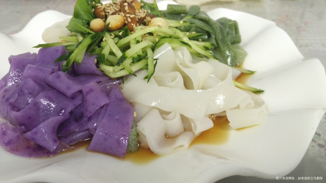 今天晚上还吃凉皮,不过是彩色的