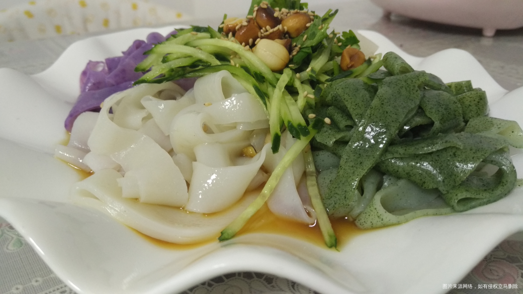 今天晚上还吃凉皮,不过是彩色的