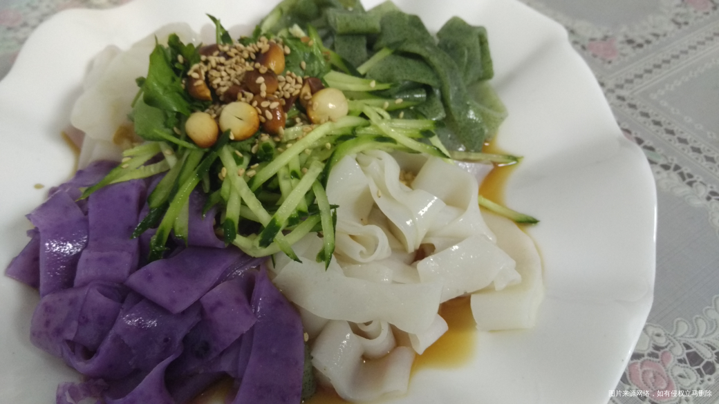 今天晚上还吃凉皮,不过是彩色的