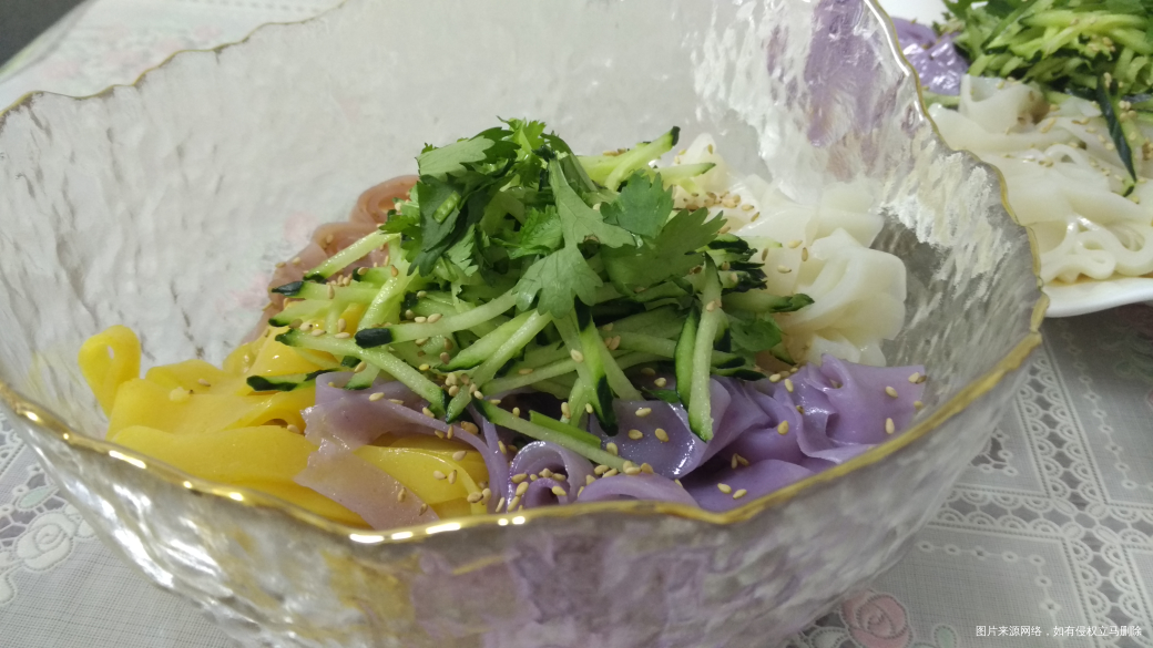 今天的晚饭,漂亮的碗漂亮的凉皮