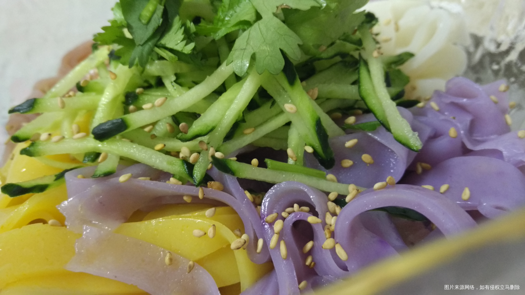 今天的晚饭,漂亮的碗漂亮的凉皮