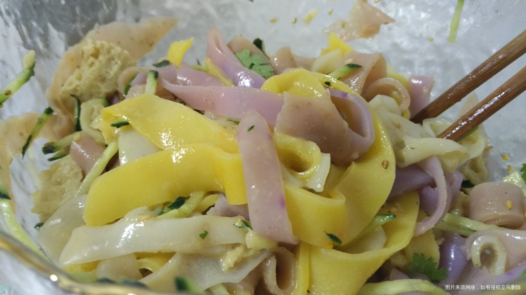 今天的晚饭,漂亮的碗漂亮的凉皮