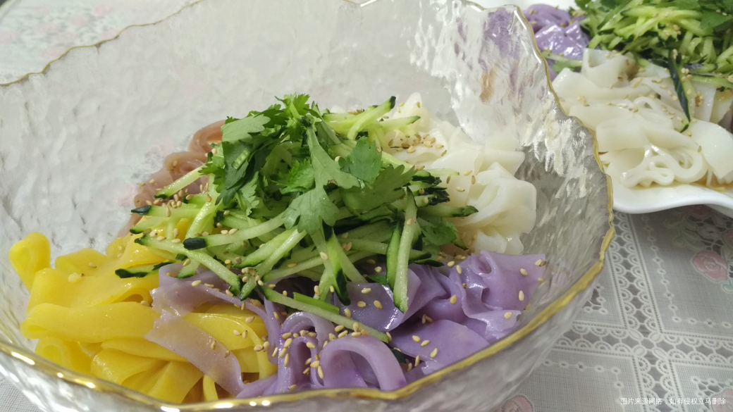 今天的晚饭,漂亮的碗漂亮的凉皮