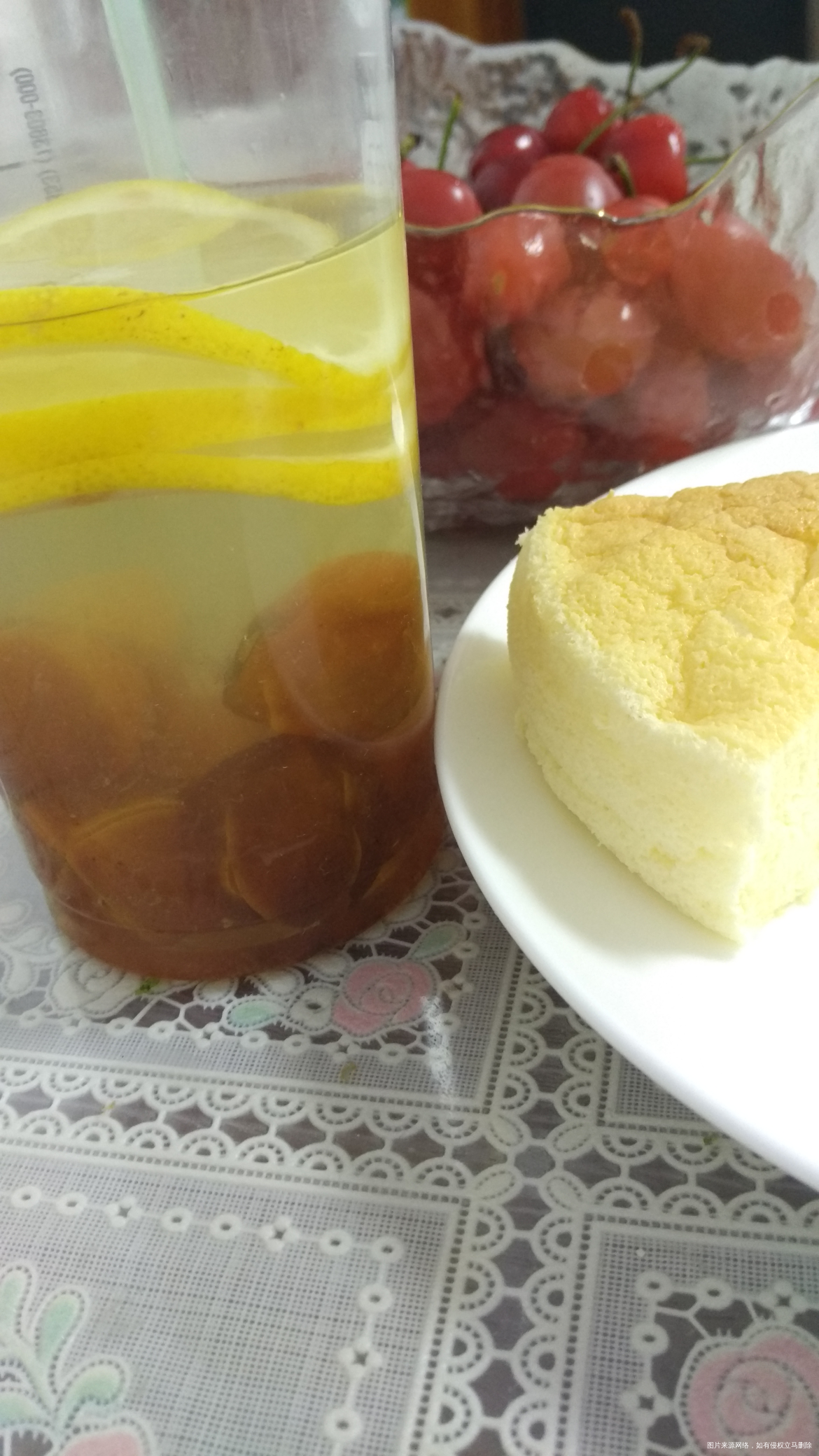 自己做了杯金桔柠檬水,配上