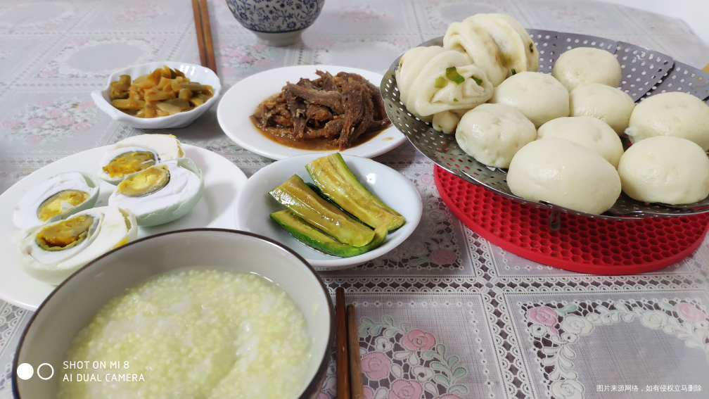 今天的早饭,小米粥,奶黄包