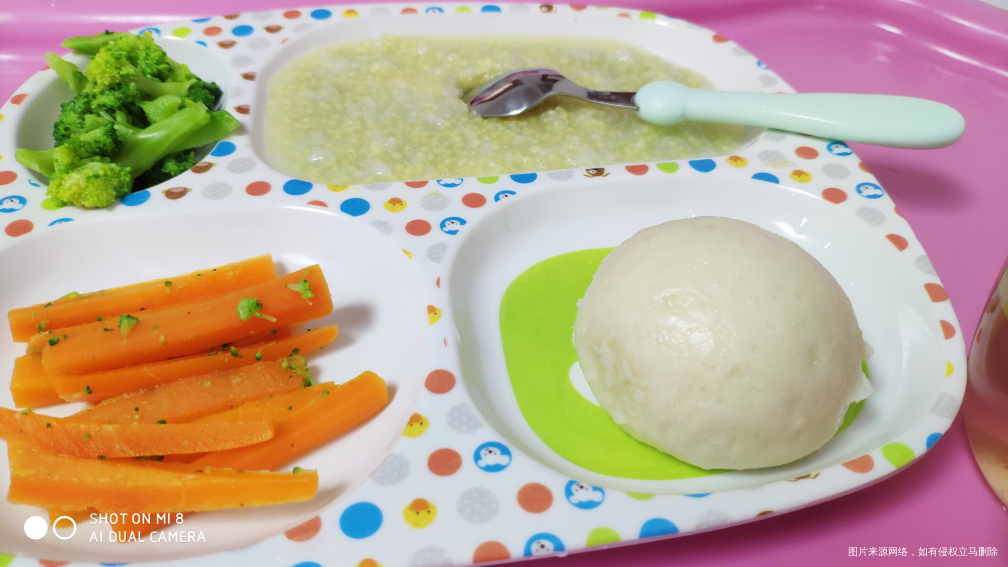 今天的早饭,小米粥,奶黄包