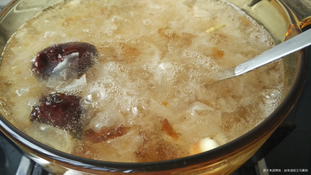 炖了一锅银耳桃胶皂角米雪燕