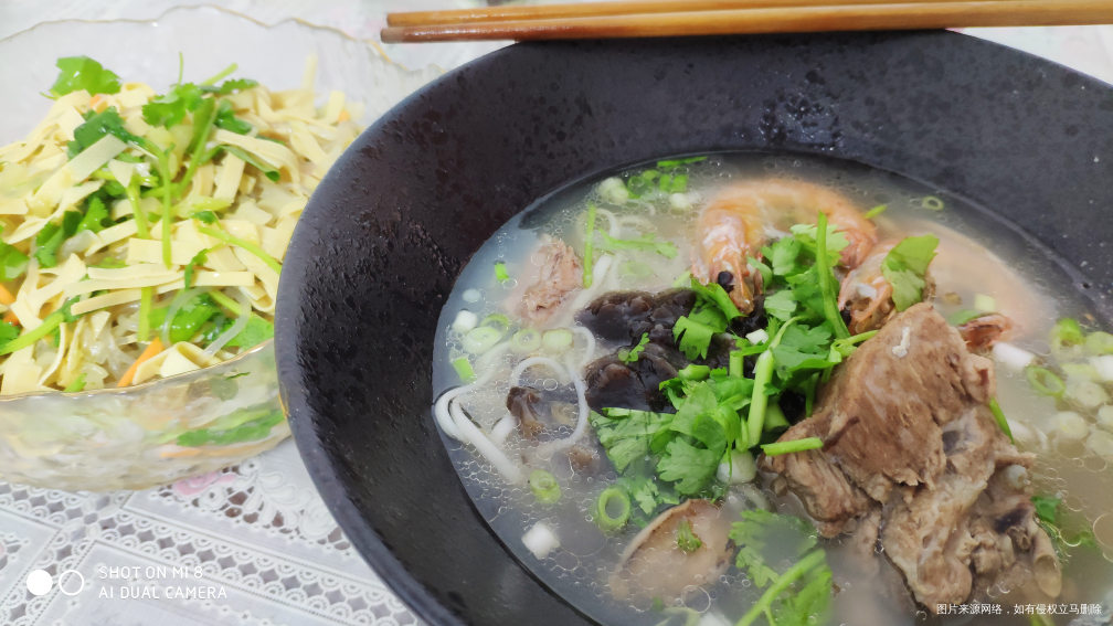 今天午饭是一碗食材丰富的面条
