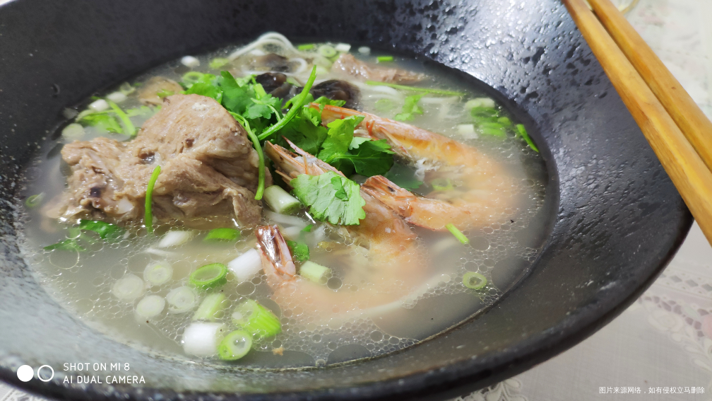 今天午饭是一碗食材丰富的面条