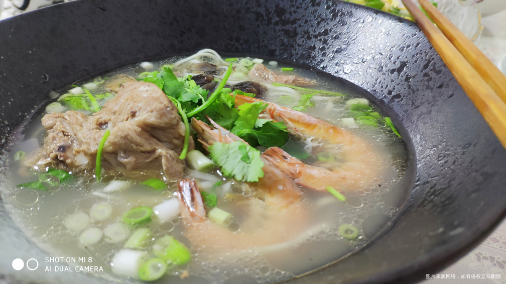 今天午饭是一碗食材丰富的面条