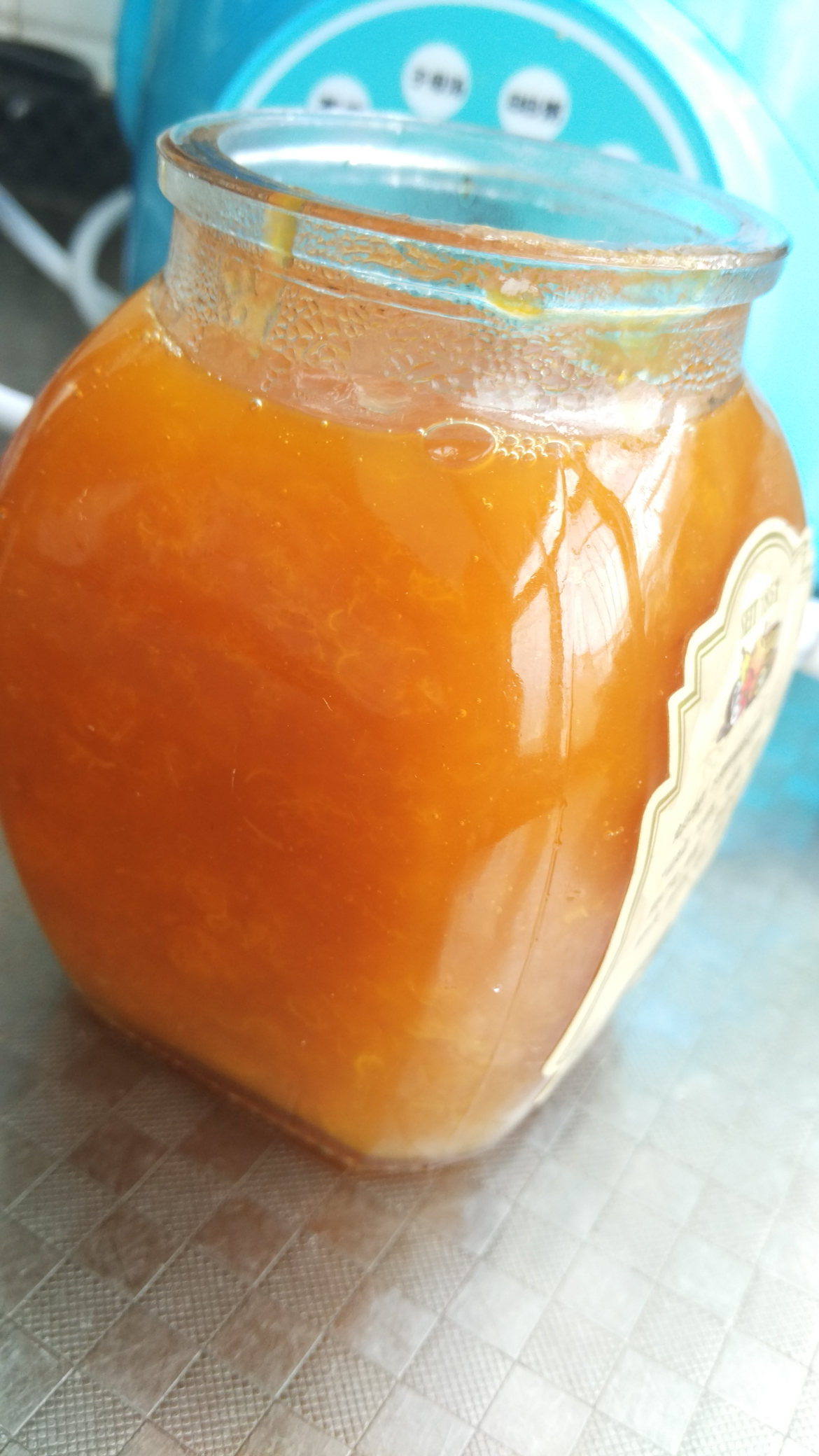 我熬了点杏酱,用来配面包