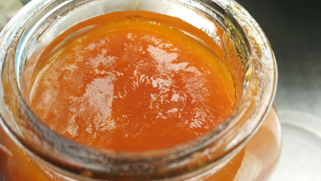 我熬了点杏酱,用来配面包