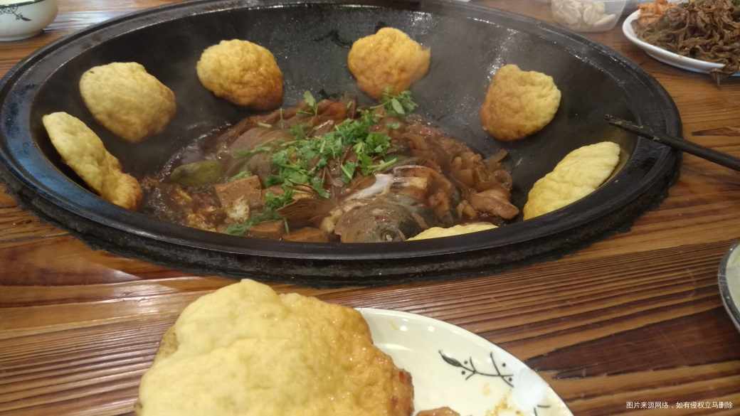晚上吃铁锅炖大鱼,贴大饼