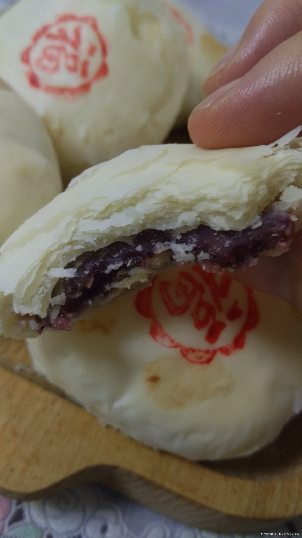 玫瑰花饼出炉了,宝宝抱着啃