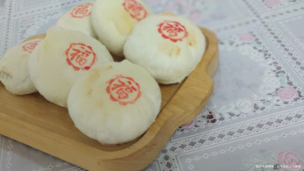 玫瑰花饼出炉了,宝宝抱着啃