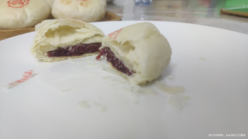 玫瑰花饼出炉了,宝宝抱着啃