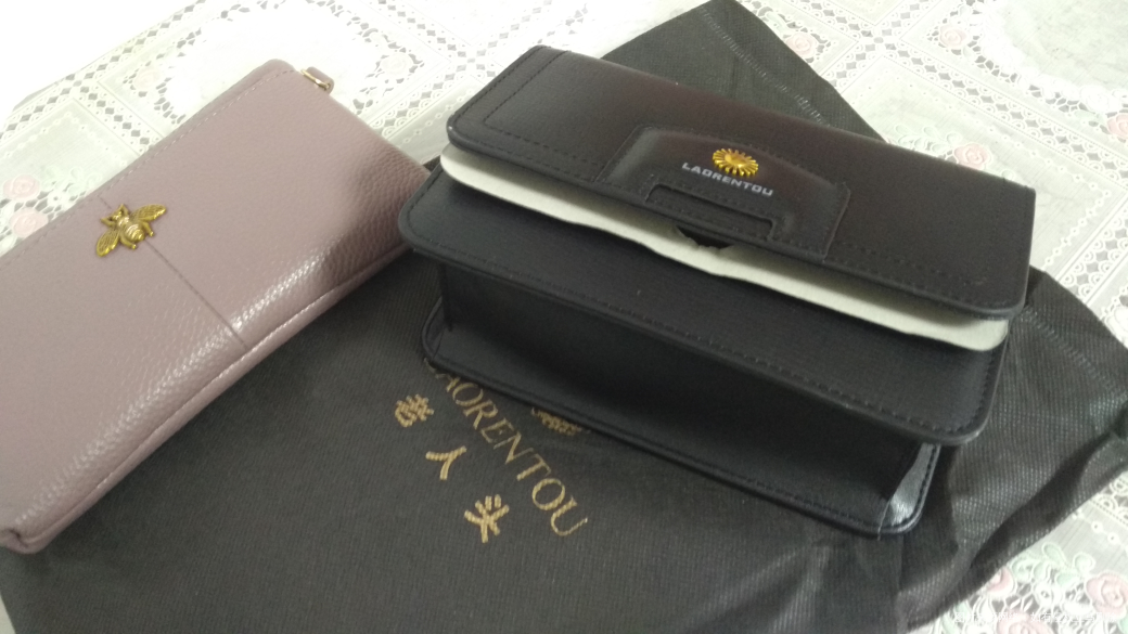 婆婆快过生日了,买了两个包送给她