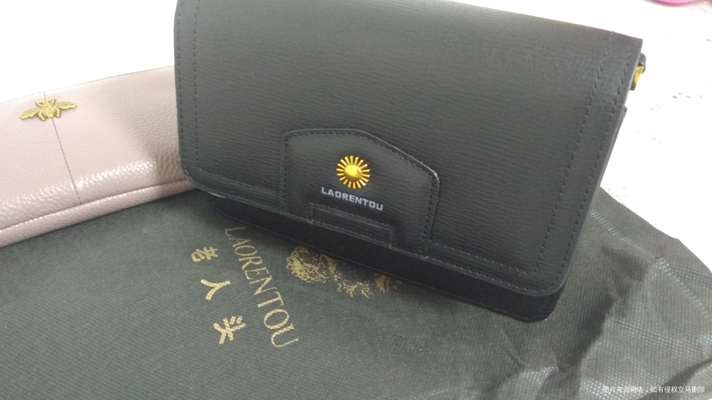 婆婆快过生日了,买了两个包送给她