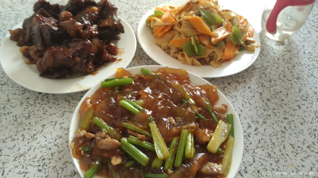 今天的晚饭,排骨,芹菜粉皮
