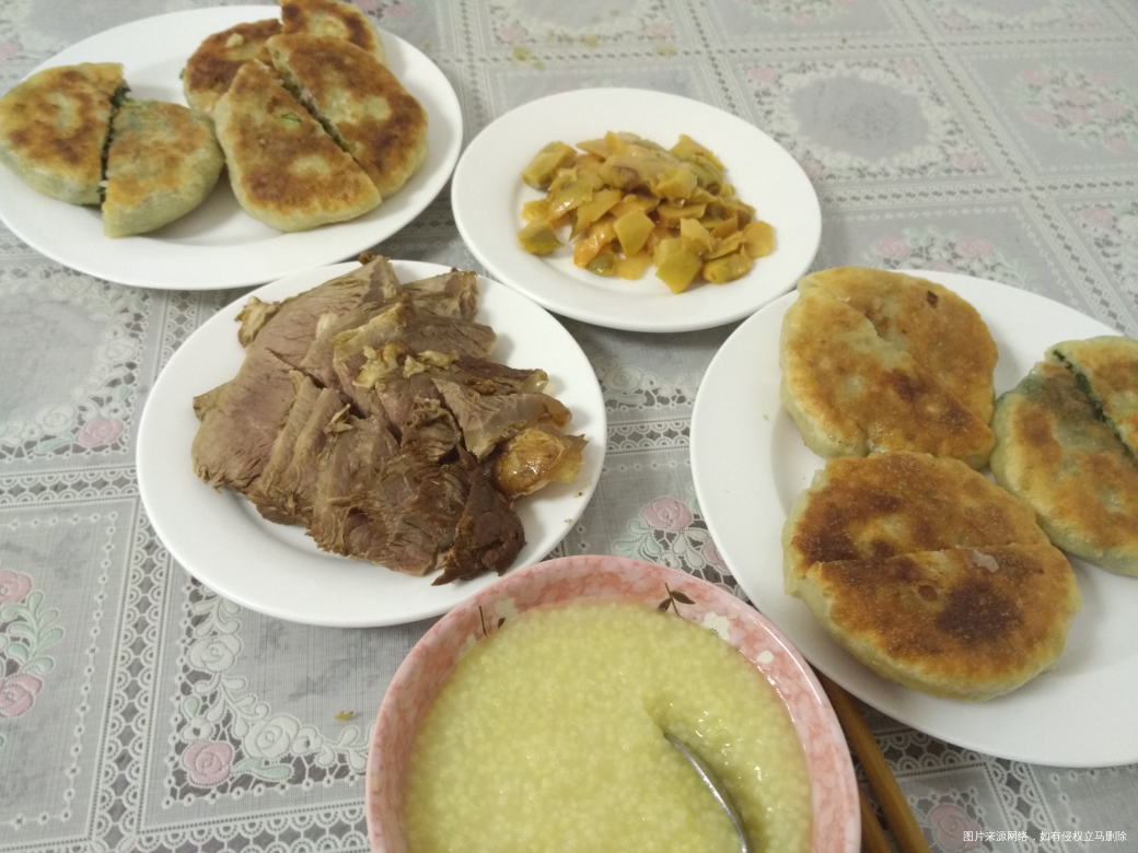今天的早饭,馅饼,小米粥