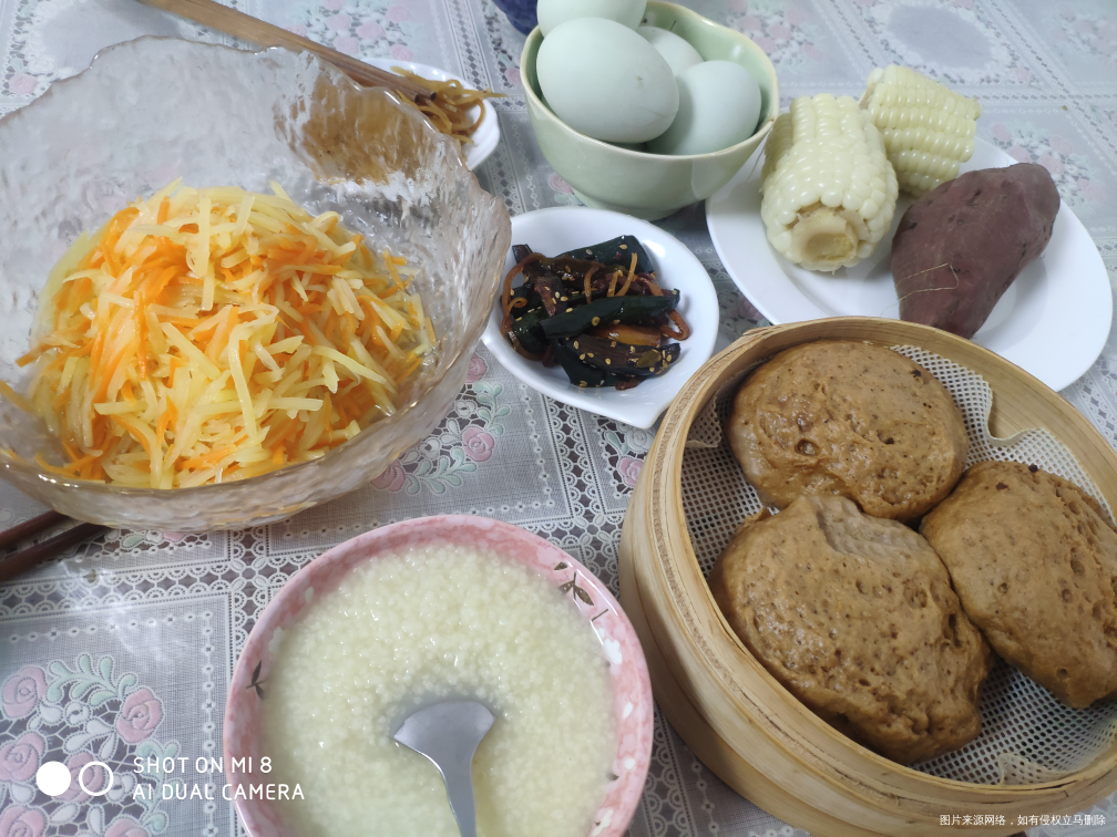 今天的早饭,馒头,小米粥
