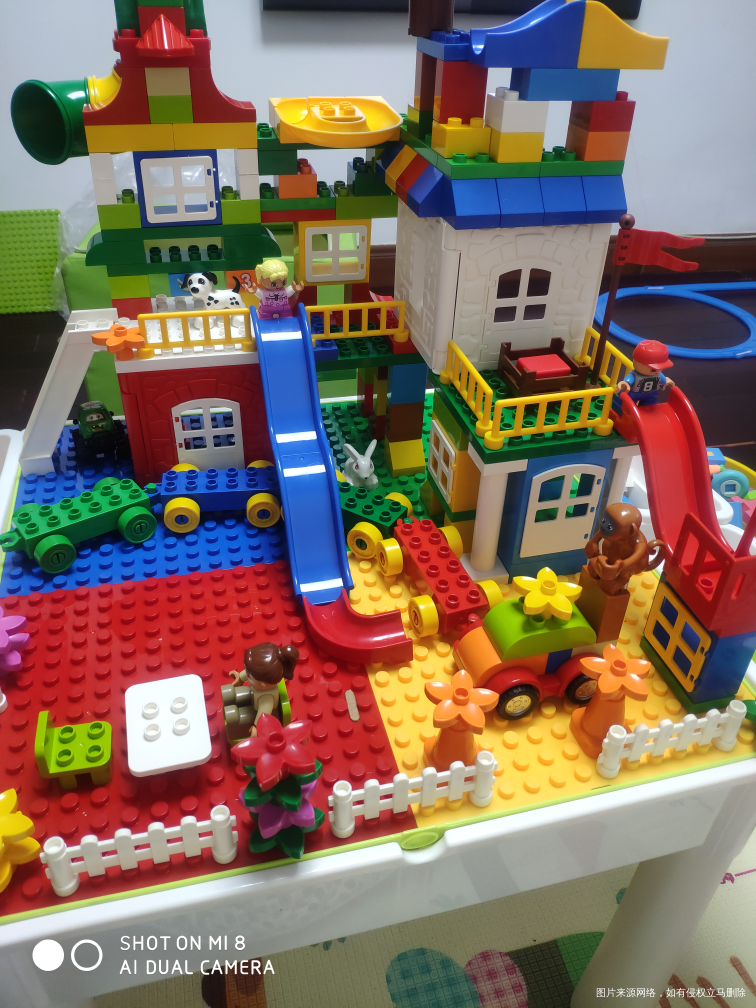 今天孩子没去幼儿园,上午孩她爸陪娃搭积木
