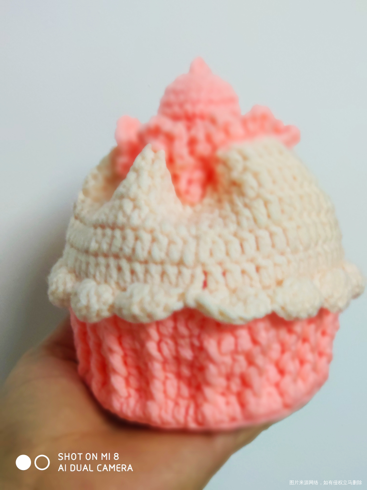 跟风给孩子钩了个纸杯蛋糕束口包