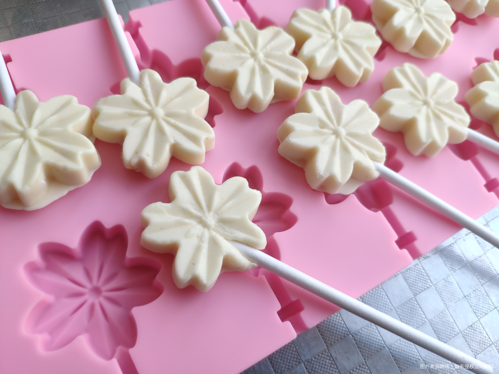 早上给孩子做了牛奶棒棒糖