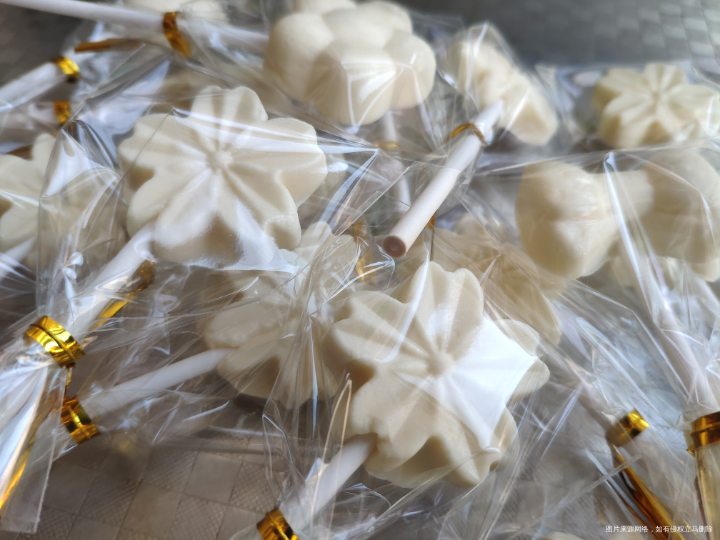 早上给孩子做了牛奶棒棒糖