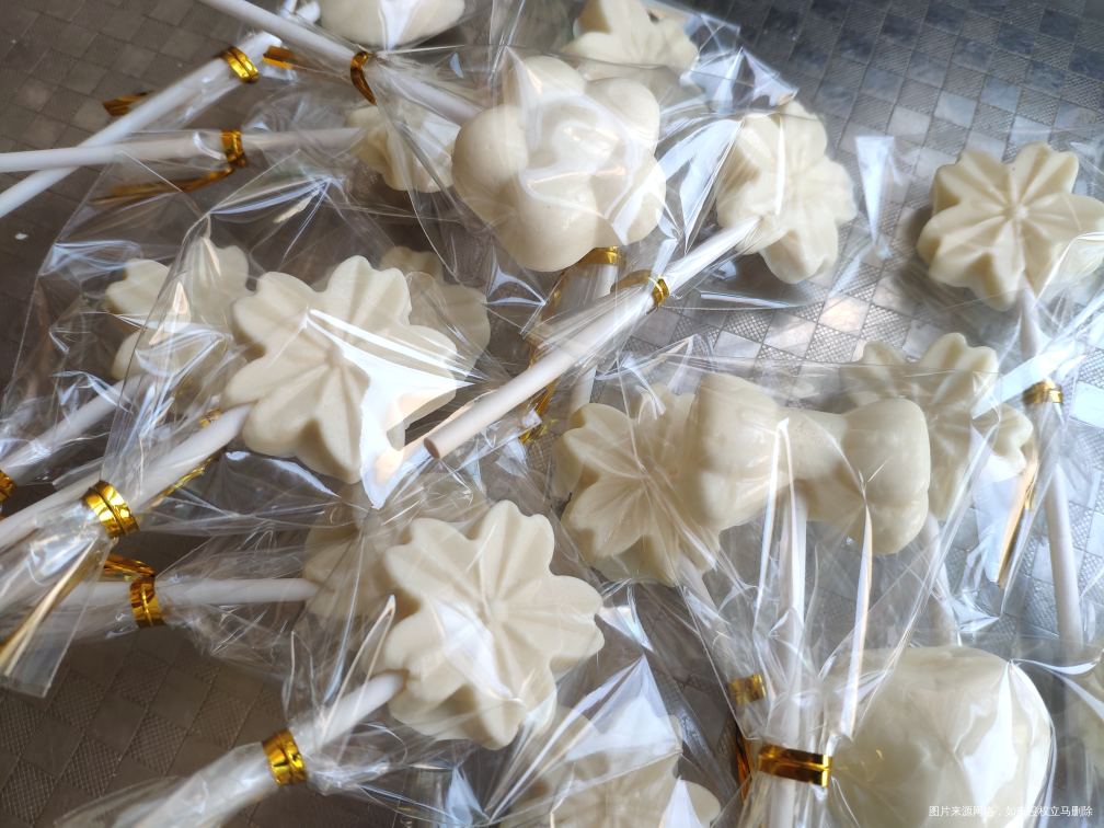 早上给孩子做了牛奶棒棒糖