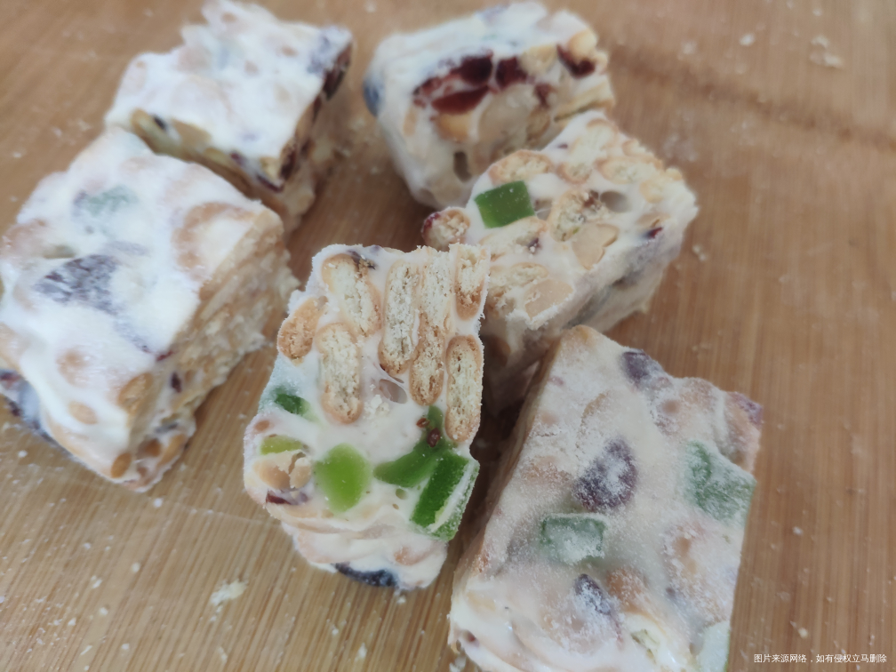 下午做了一盘雪花酥一盘牛轧糖