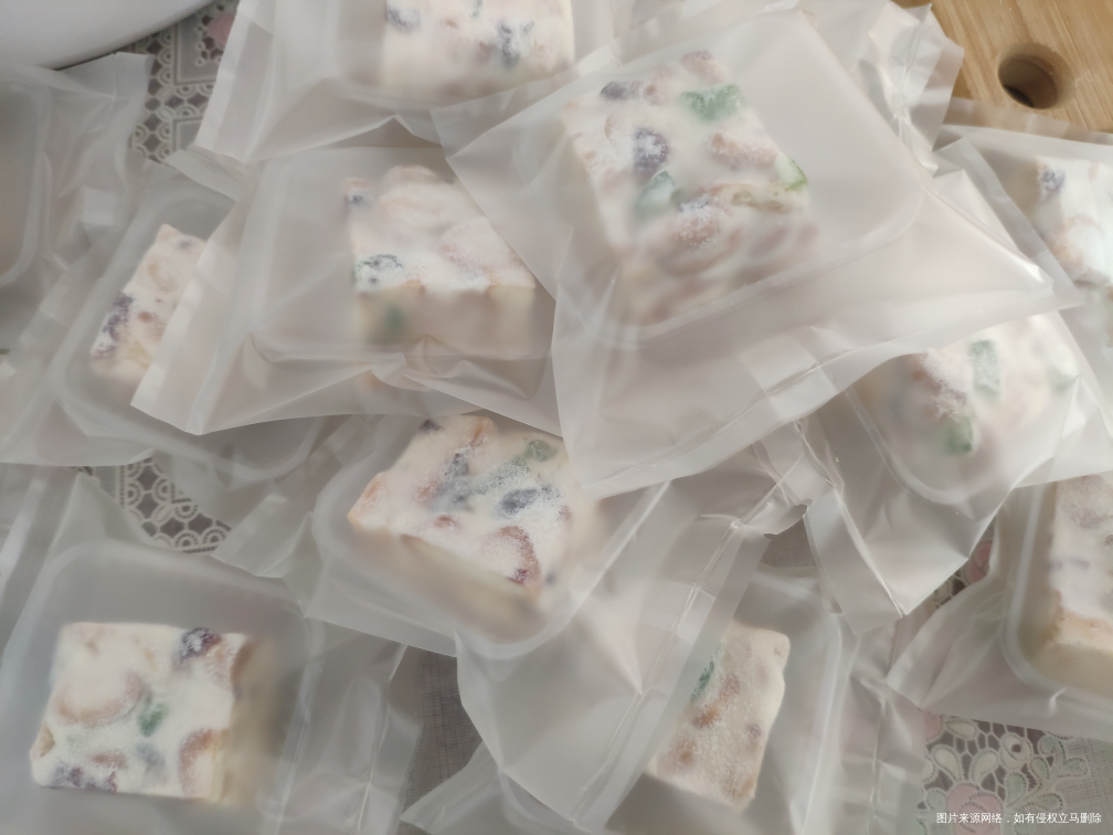 下午做了一盘雪花酥一盘牛轧糖