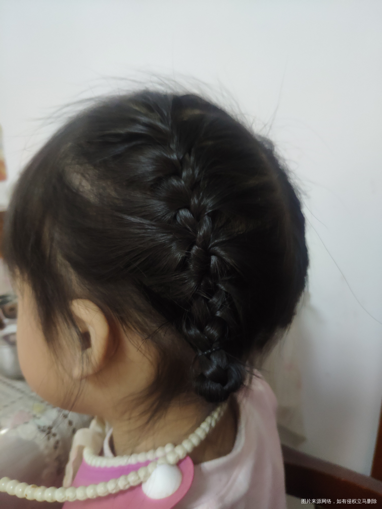 学习给孩子梳头发,终于梳出点样子来了