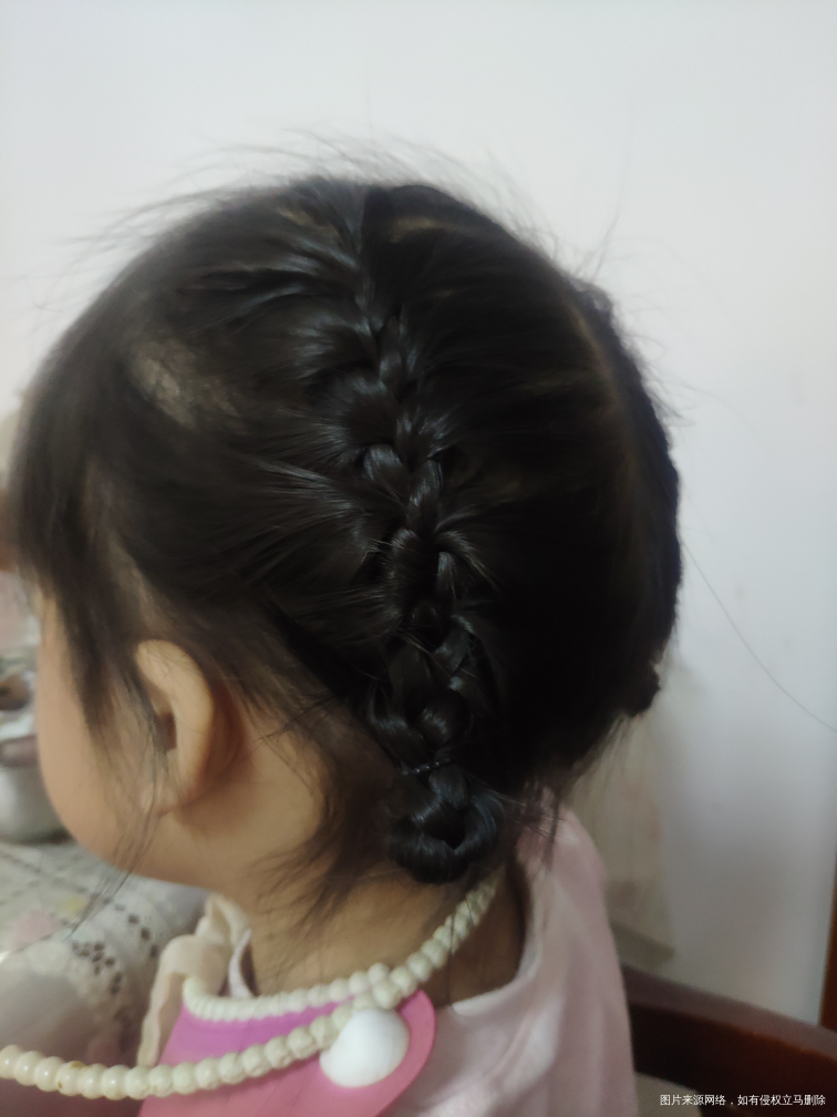 学习给孩子梳头发,终于梳出点样子来了