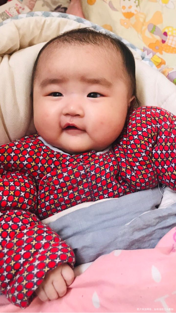 宝贝两个月了,洗完澡称称12斤八两了