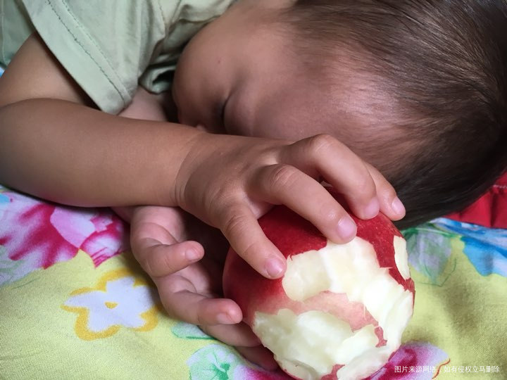 宝宝吃着桃子抱着就睡着了