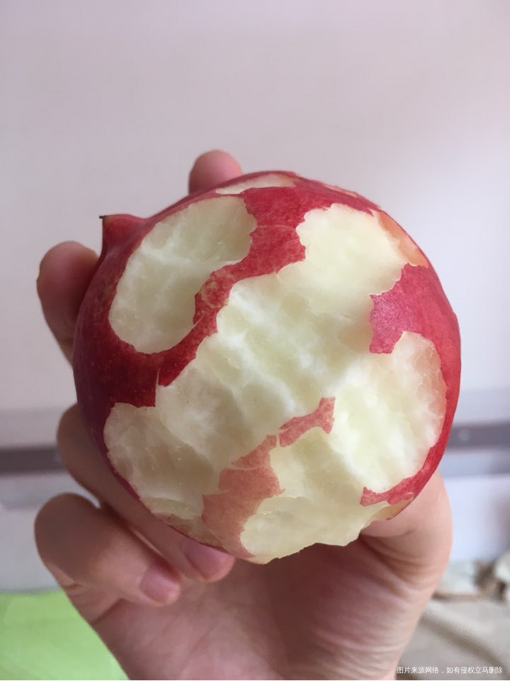 宝宝吃着桃子抱着就睡着了