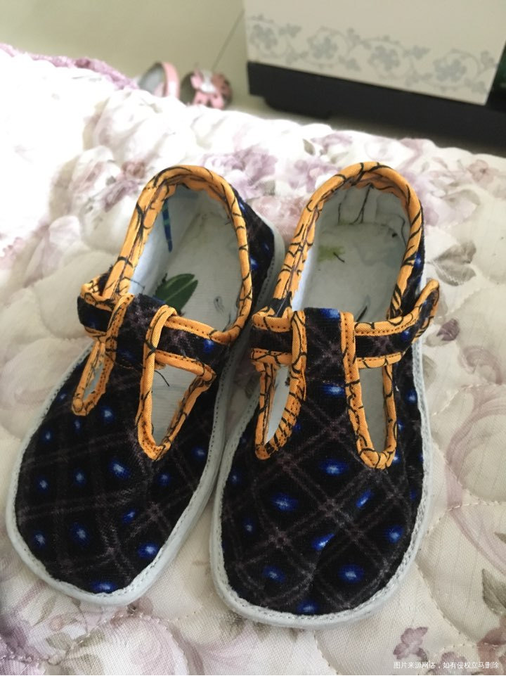 今天我奶奶拿过来的给宝宝做的鞋