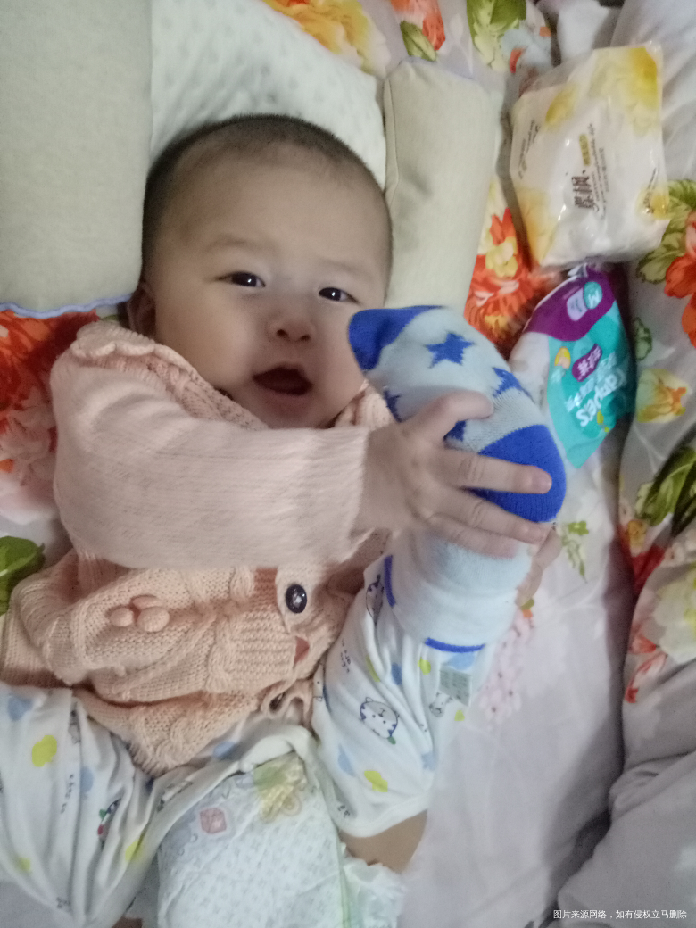 宝贝五个月零三天了,现在每天都有变化越来懂的越多了。