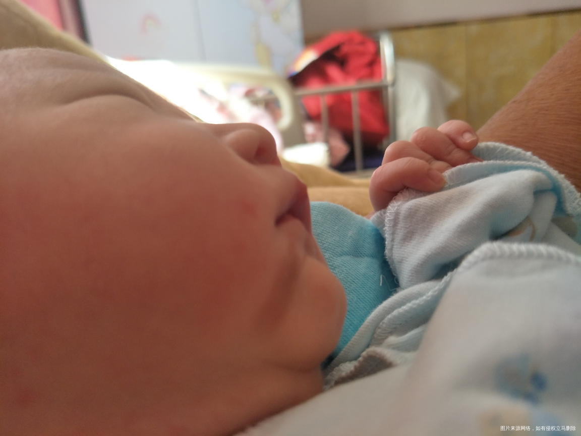 医生帮我看看新生儿下巴那一块是什么