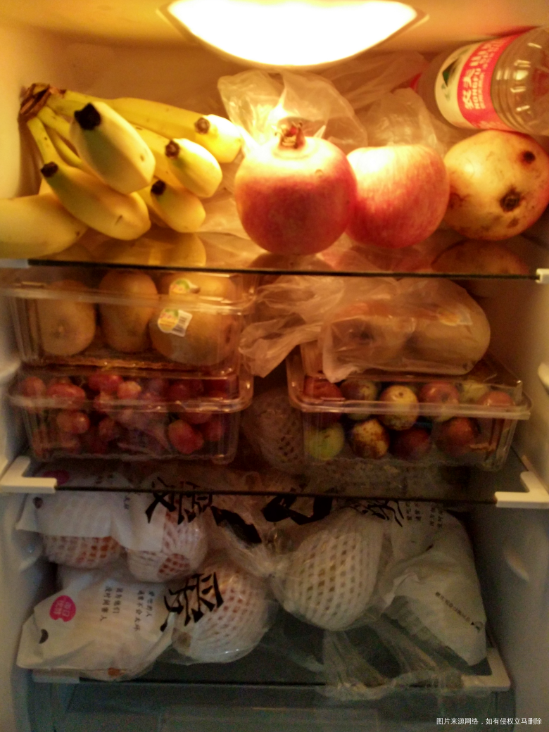 冰箱里塞满了水果,吃吃