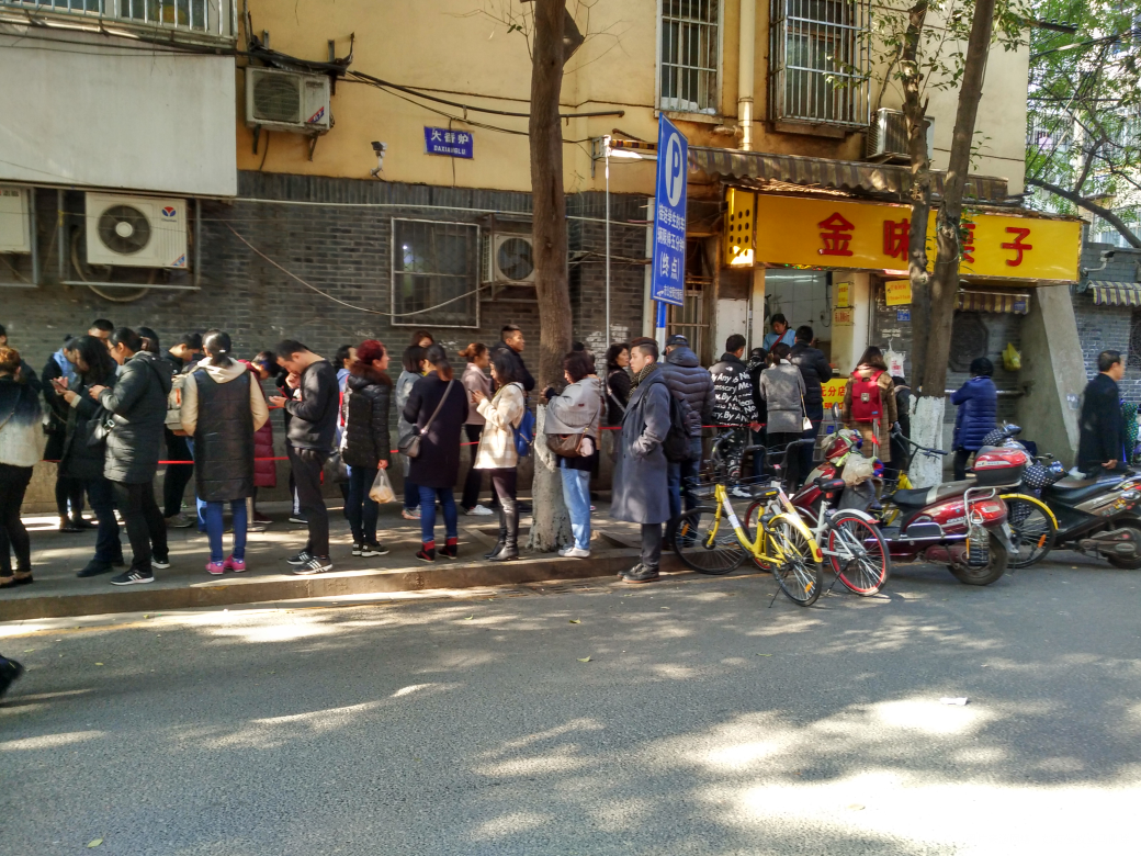 乖乖,这个队排得真不算短