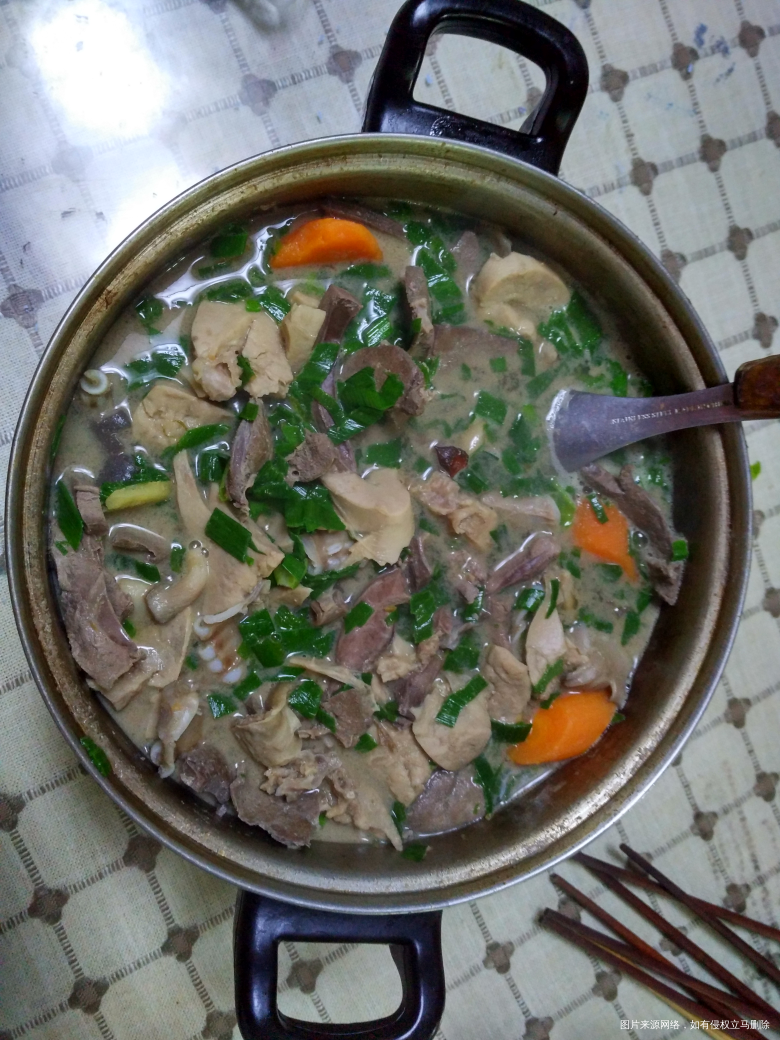 婆婆今天忙活了一天,煮的羊杂汤