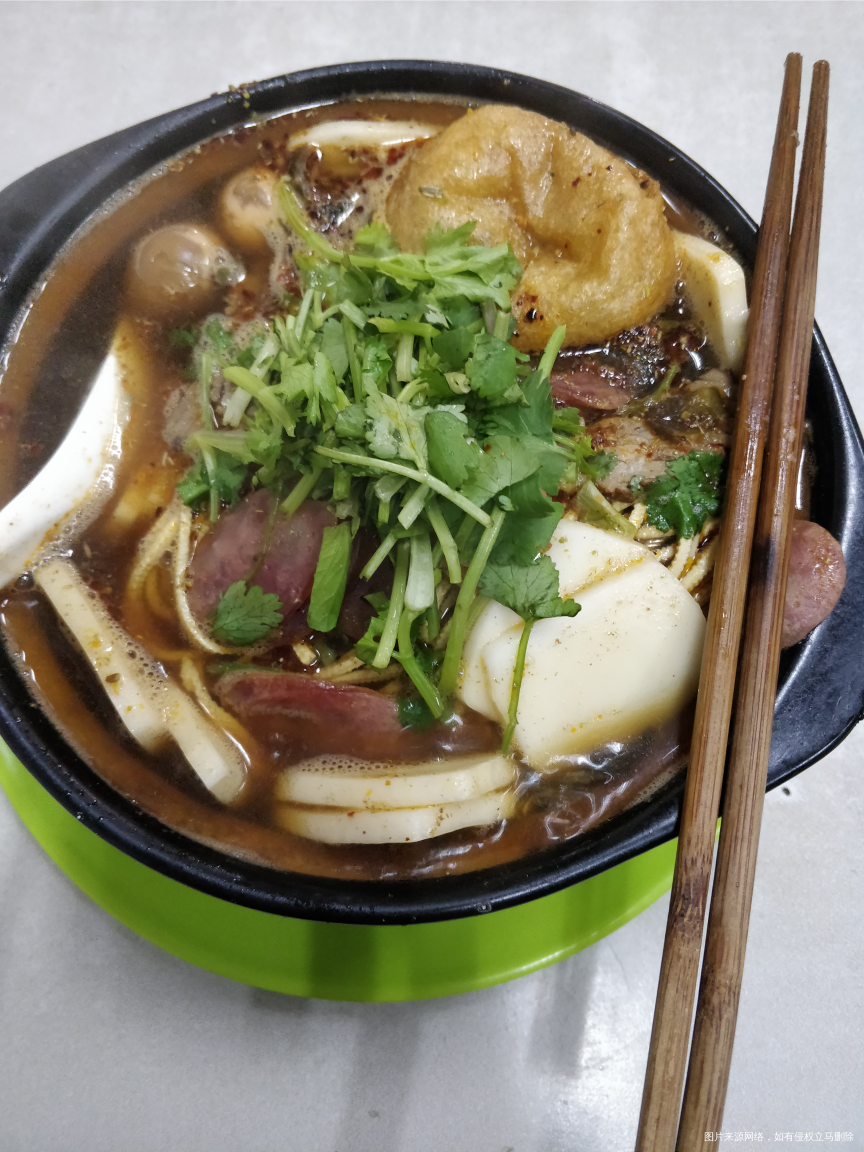 今天吃到了久违的砂锅,感觉里面的料变少了